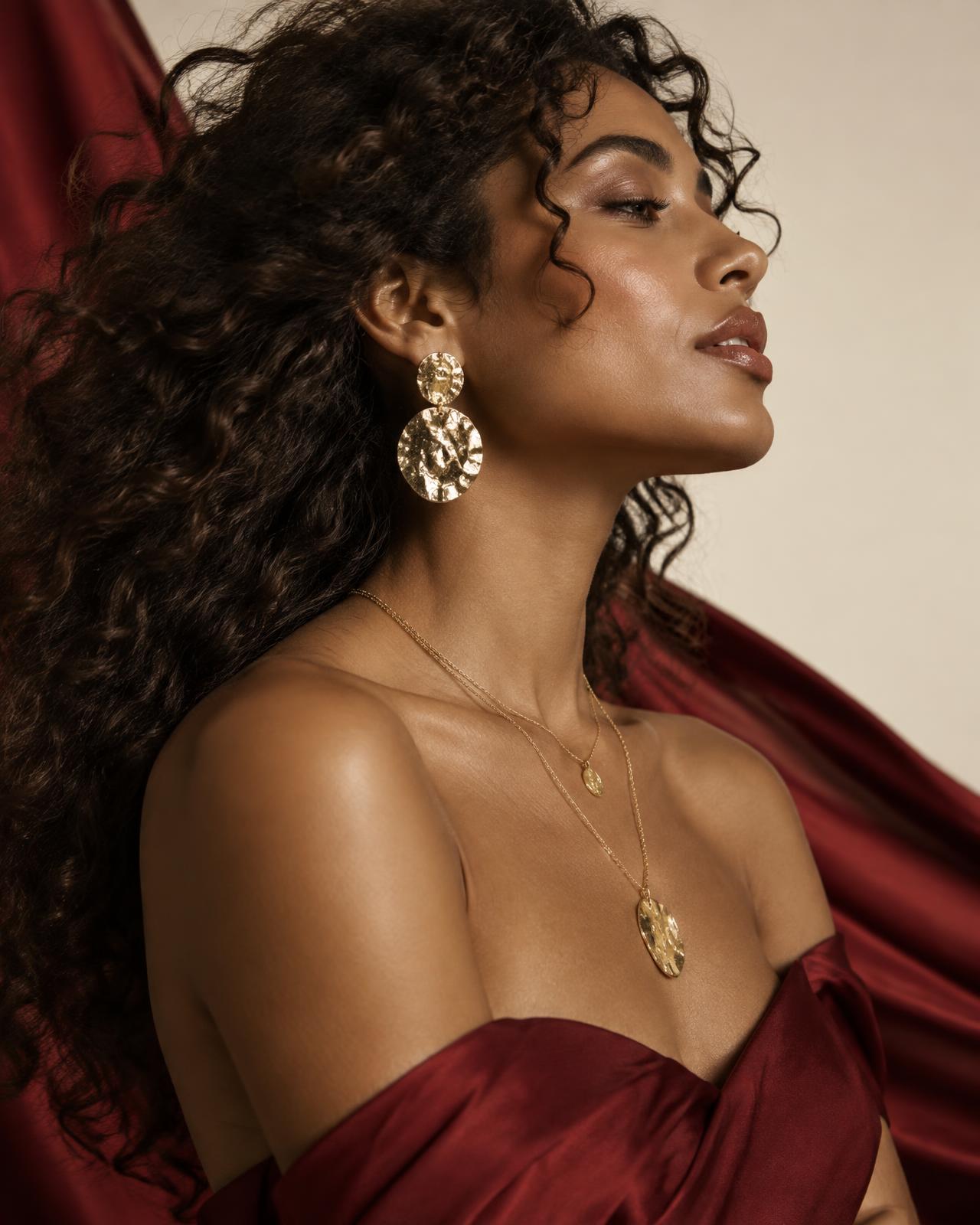Modelo em campanha editorial de acessórios Hikorte